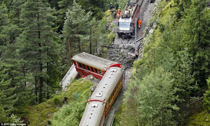 Tàu chở 200 người bị đứt đôi, rơi toa xuống núi