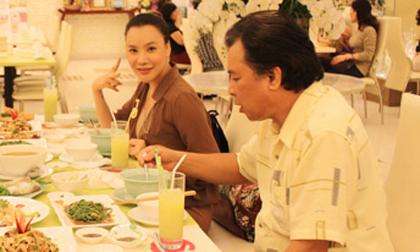 Bắt gặp Hồ Quỳnh Hương mặt mộc đi ăn chay cùng bố