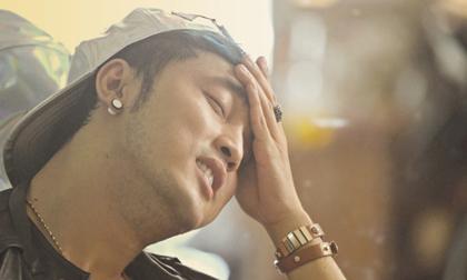 Ưng Hoàng Phúc ngủ gục trên sàn tập