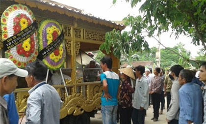 Cái chết bí ẩn của thanh niên bị vứt trước cổng nhà