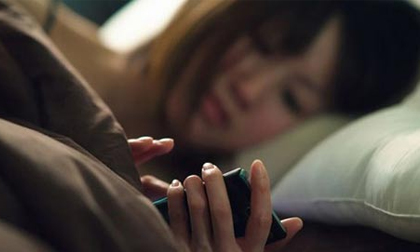 Tác hại khôn lường khi để điện thoại trên giường ngủ