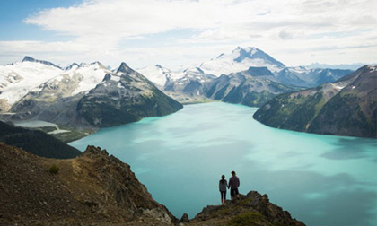 Hồ núi lửa đẹp như tiên cảnh ở Canada