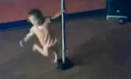 Bé đóng bỉm múa cột