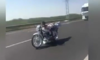 Màn lái xe tốc độ cao gây choáng váng trên đường cao tốc