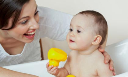 Nguy hiểm khi tắm nước lá cho bé