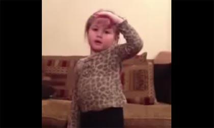 Em bé người Anh hat quốc ca Việt Nam vô cùng đáng yêu