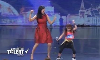 Nữ giám khảo phát cuồng trên sân khấu vì cô bé nhảy quá đỉnh