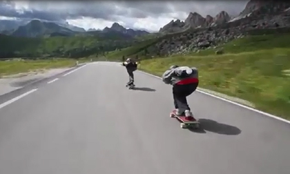 Màn trượt ván siêu đẳng của hai cậu bé