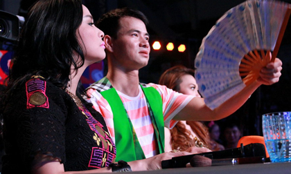 Giám khảo Đồ Rê Mí Xuân Bắc 'miết mải quạt mát' cho Thanh Lam