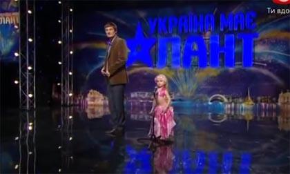 Bé gái 4 tuổi dạy giám khảo múa bụng cực kỳ đáng yêu