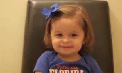 Bé gái đáng yêu chúc mừng sinh nhật bố