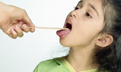 Tuyệt chiêu chữa viêm lợi, nhiệt miệng cho trẻ