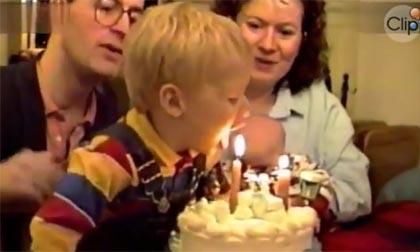 Em bé ăn nến đang cháy