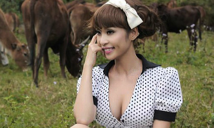 Lê Kiều Như không ngại tạo dáng gợi cảm giữa đàn bò