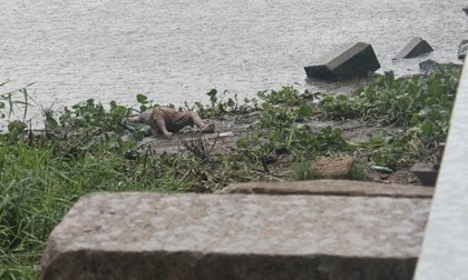 Phát hiện xác đàn ông tay buộc vào bao gạch thả trôi sông