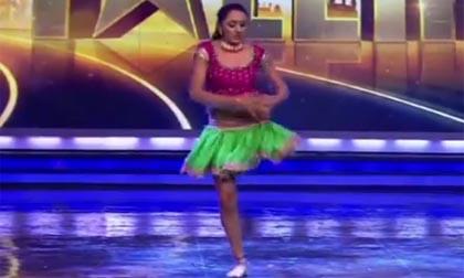 Cô gái nhảy múa chỉ với 1 chân khiến khán giả phát cuồng