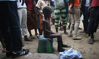 Bé trai nhiễm Ebola bị lột trần rồi đẩy ra đường