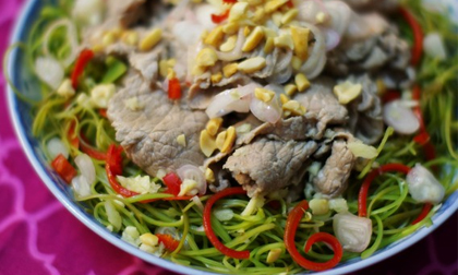 Giòn ngon gỏi bò 'ôm' rau muống