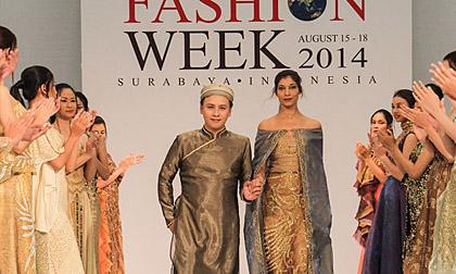 Văn Thành Công “trình làng” BST tại “Asian Fashion Week 2014”