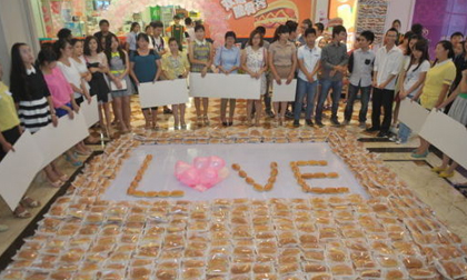 Xếp 1001 chiếc xúc xích hình chữ Love cầu hôn bạn gái