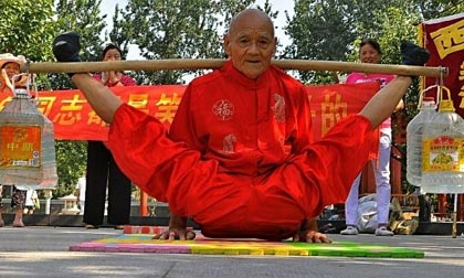 Cụ ông 78 tuổi có khả năng uốn dẻo điêu luyện