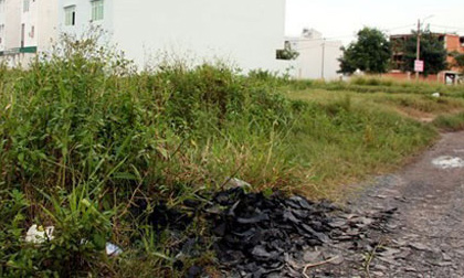 Nam thanh niên nghi bị cắt cổ ở bãi đất trống