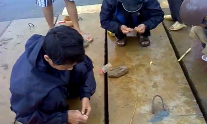 Câu cá trong cống ở Lai Châu