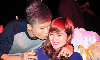 Khang Việt ôm hôn 'người yêu tin đồn' trong tiệc sinh nhật