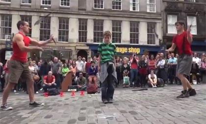 Thót tim với màn biểu diễn xiếc đường phố