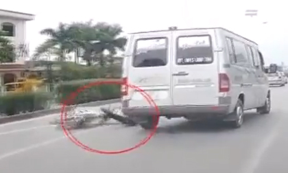 Nam thanh niên suýt bị xe khách nghiền nát vì vượt đèn đỏ