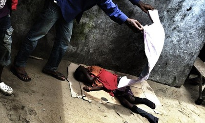 Cậu bé nhiễm Ebola bị lột trần, đẩy ra đường đã qua đời