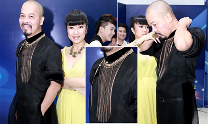 Đức Hùng diện trang sức 'khủng' đi xem chung kết Sao Mai điểm hẹn