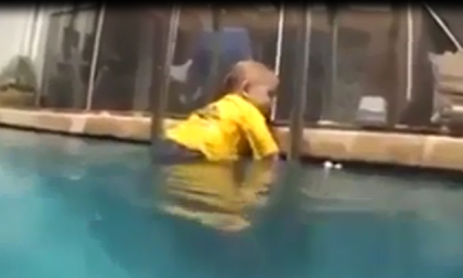 Ngạc nhiên em bé ngụp lặn trong bể bơi một cách chuyên nghiệp
