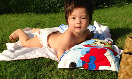 Con gái Đoan Trang nằm tắm nắng trên bãi cỏ cực yêu