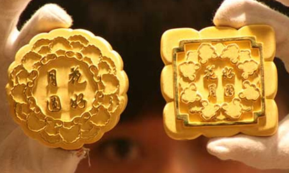 Sốc với những chiếc bánh trung thu bằng vàng ròng