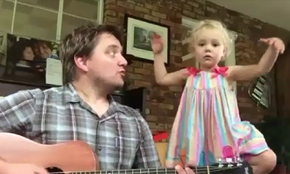 Bé gái dễ thương hát song ca cùng bố