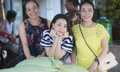 Trà Ngọc Hằng về quê cùng mẹ lo tết trung thu sớm cho trẻ em nghèo