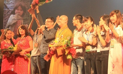 Hàng nghìn người tham gia đêm nhạc từ thiện 'Mẹ Hiền Quan Âm'