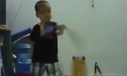 Bé trai múa côn nhị khúc điệu nghệ như Lý Tiểu Long