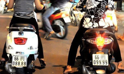 2 phụ nữ Đồng Tháp đi xe máy biển 'khủng' gây choáng