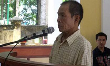 Cụ ông 70 tuổi kéo bé gái vào nhà tắm hiếp dâm