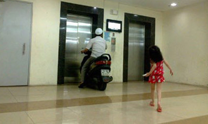 Thanh niên “cứng” ở Hà Nội chạy xe vào thang máy