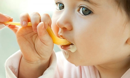 Qui tắc 'nhập môn' cho mẹ có con tập ăn dặm
