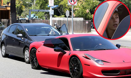 Justin Bieber va chạm xe hơi vì bị paparazzi truy đuổi
