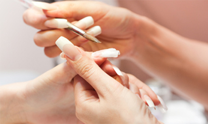 Keo gắn móng tay giả chứa độc tố gây vô sinh