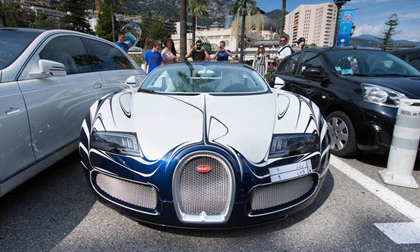 Siêu xe Bugatti Veyron bản gốm sứ xuất hiện tại Monaco