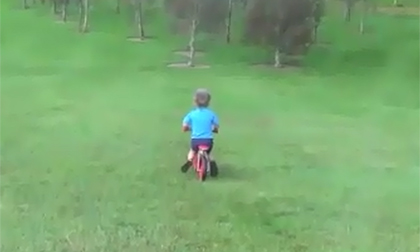 Bé lần đầu tập xe đạp