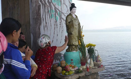 Người dân đổ xô cúng bái pho tượng lạ dưới gầm cầu