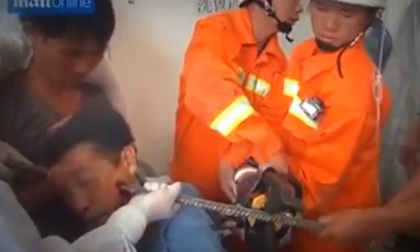 'Rợn tóc gáy' cảnh cứu hộ cắt cây sắt cắm vào đầu người đàn ông