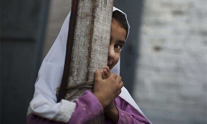 Phẫn nộ bé gái 7 tuổi bị người thân chôn sống